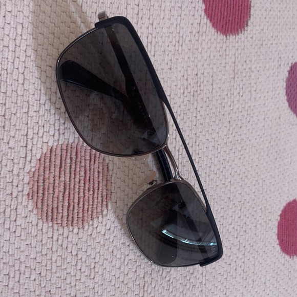 Prada Sunglasses Classic style - Picture 1 of 5